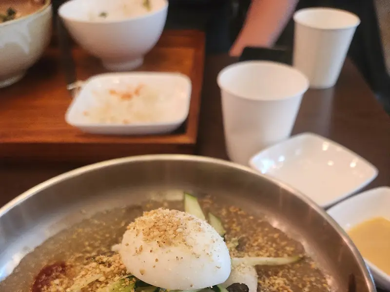 냉면과 만두의 환상적인 조합