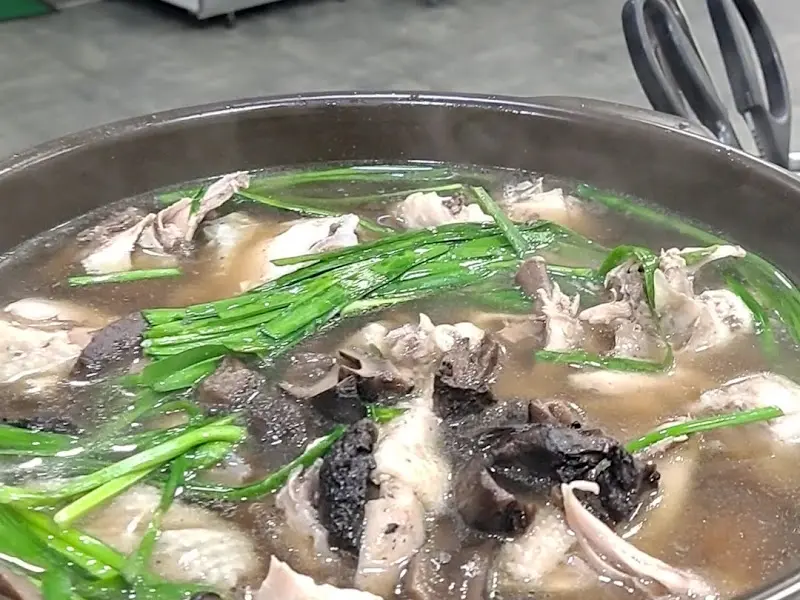 푸짐한 누룽지한방오리백숙