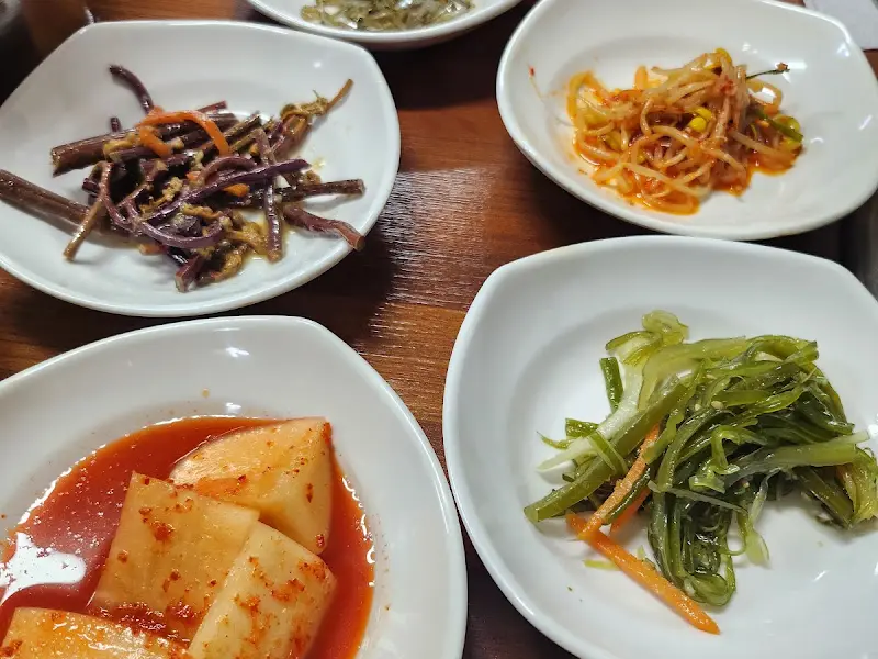 정갈하게 차려진 밑반찬