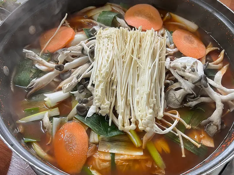 김치말이 만두전골의 클로즈업