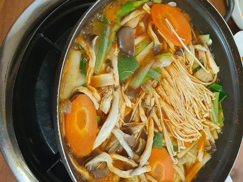 끓고 있는 김치말이 만두전골