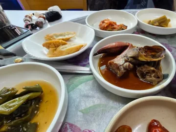 가성비 폭발하는 여수 백반 맛집, 덕충식당에서 펼쳐지는 미각 실험