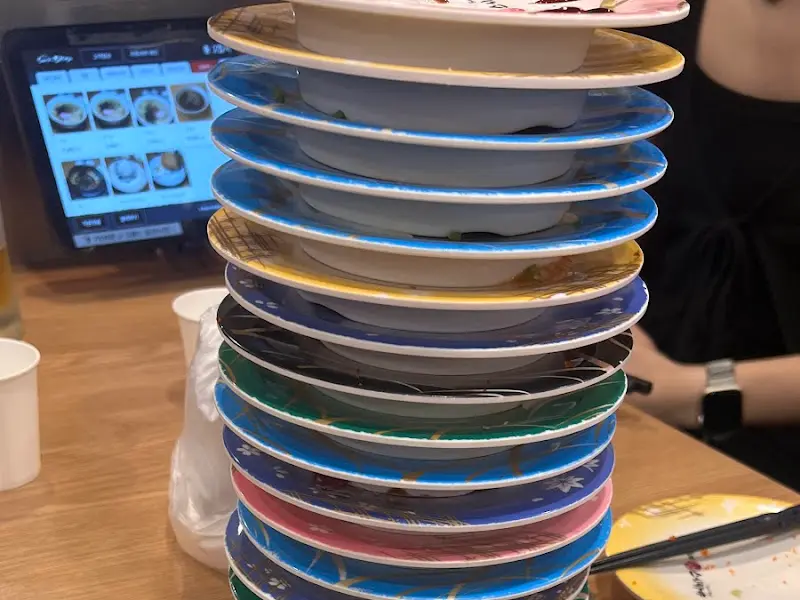 다 먹은 접시가 쌓여있는 모습