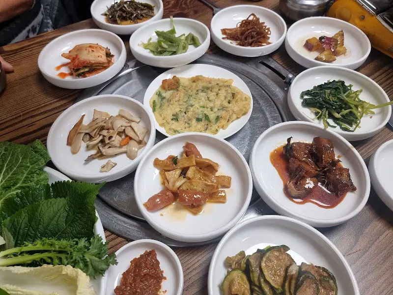 푸짐하게 차려진 밑반찬