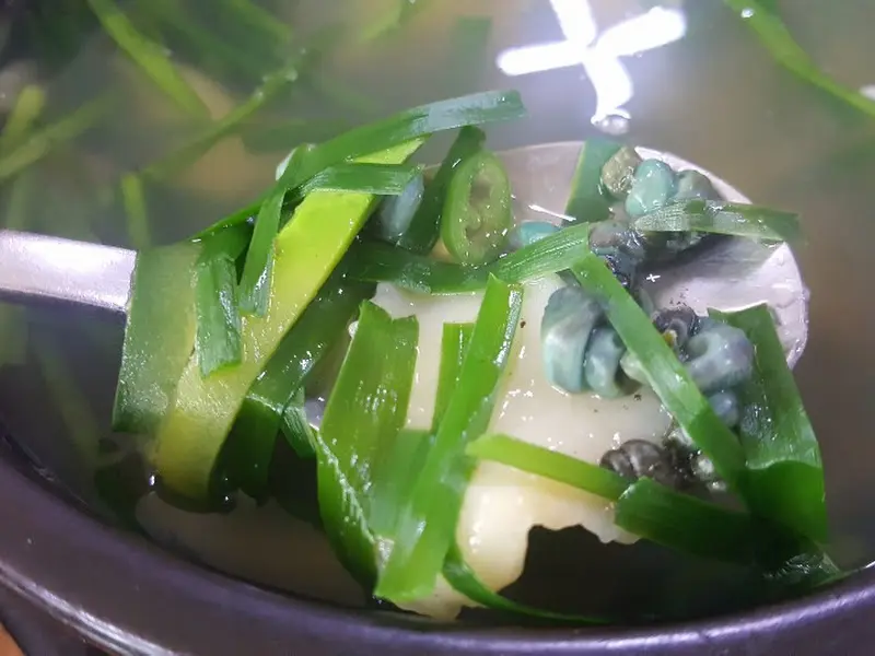 숟가락 위의 다슬기