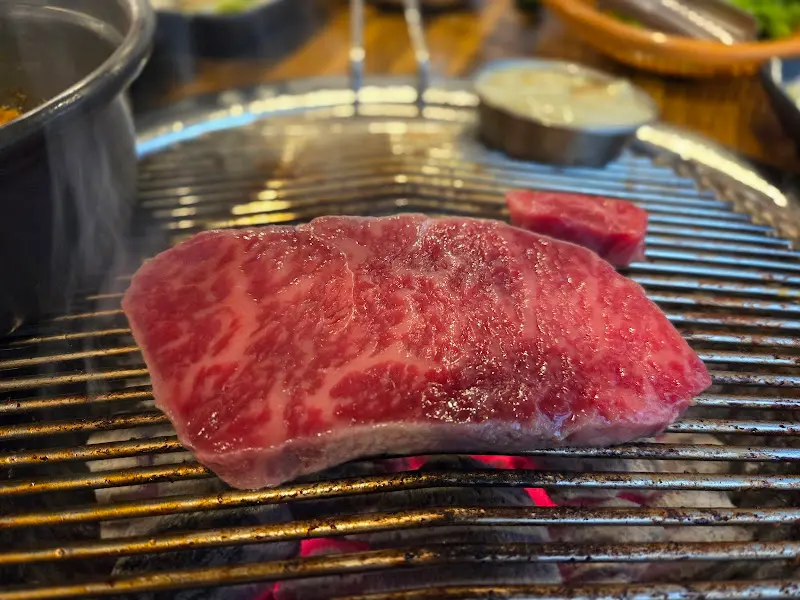 숯불 위에 구워지는 꽃등심