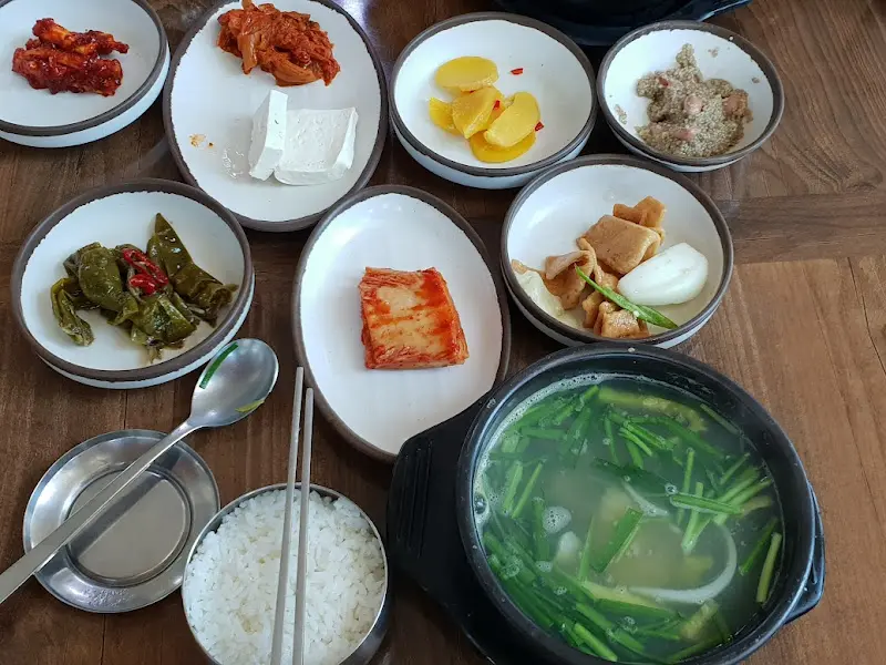 다슬기탕과 밑반찬 전체샷