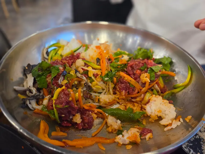 신선함이 가득한 육회비빔밥