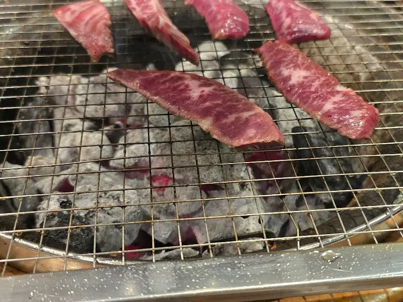 숯불 위에서 구워지고 있는 도끼한우생갈비