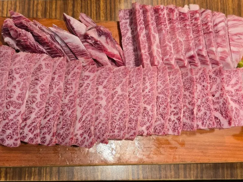 선명한 마블링을 자랑하는 도끼한우생갈비