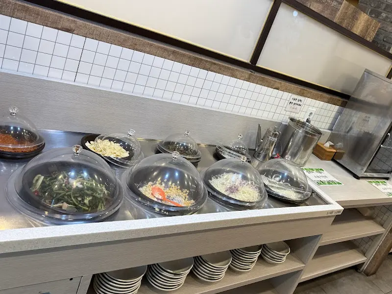 다양한 종류의 반찬이 준비된 샐러드바