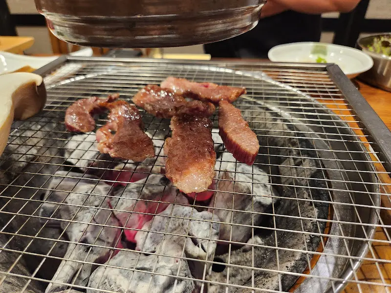 숯불 위에서 구워지고 있는 고기