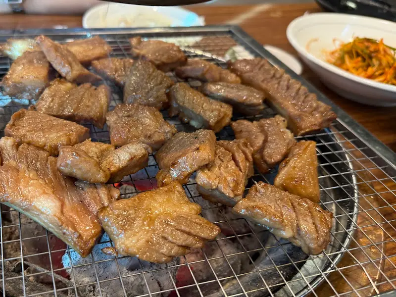 숯불 위에서 맛있게 구워진 돼지갈비