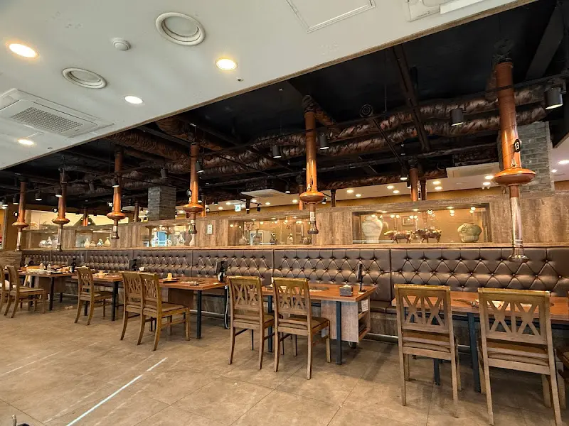 넓고 쾌적한 식당 내부