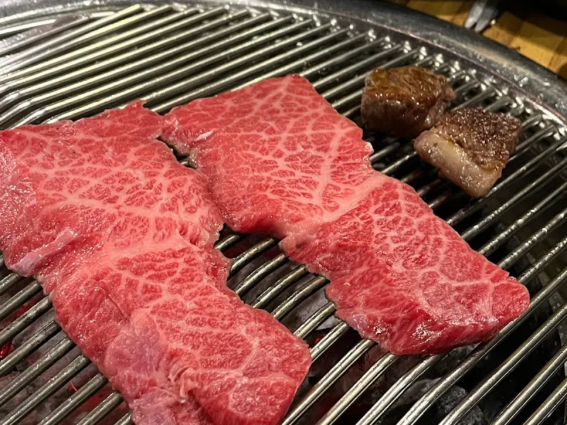 숯불 위에서 익어가는 한우