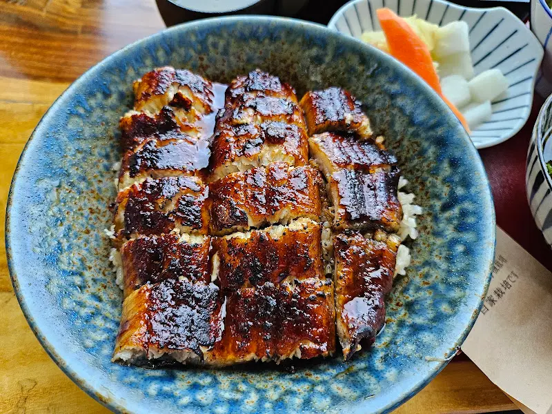 윤기가 좌르르 흐르는 바자라의 장어덮밥