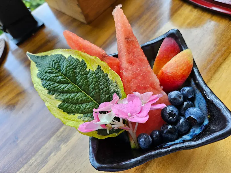 바자라에서 후식으로 제공되는 신선한 과일