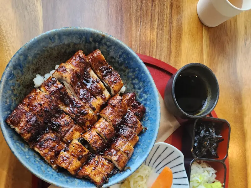 정갈하게 차려진 바자라의 장어덮밥 한 상