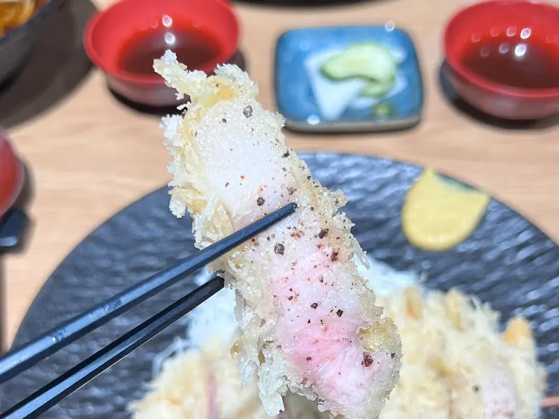 젓가락으로 집은 돈카츠