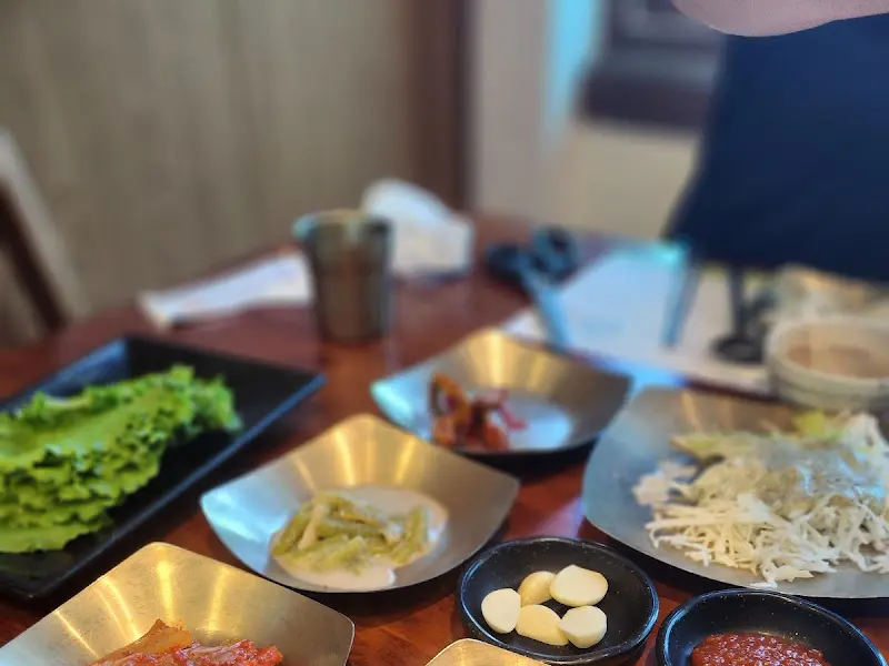 테이블 가득 차려진 밑반찬과 광양불고기