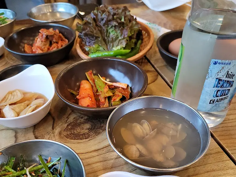 삼겹살과 함께 차려진 푸짐한 밑반찬