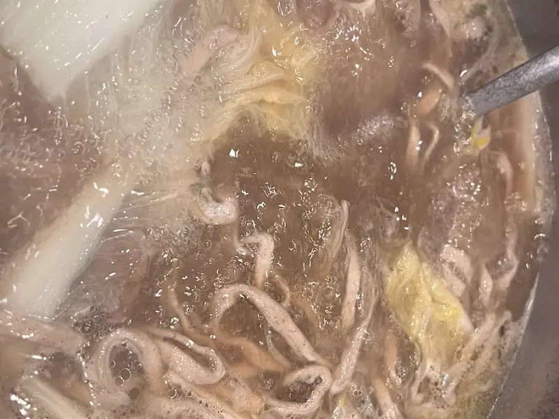 샤브샤브 속 흑미 칼국수 면발