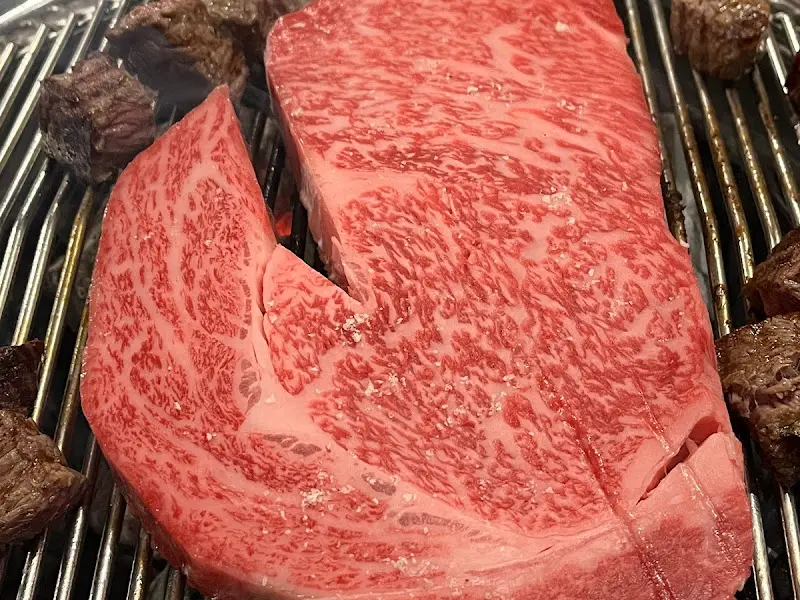 숯불 위에서 익어가는 한우