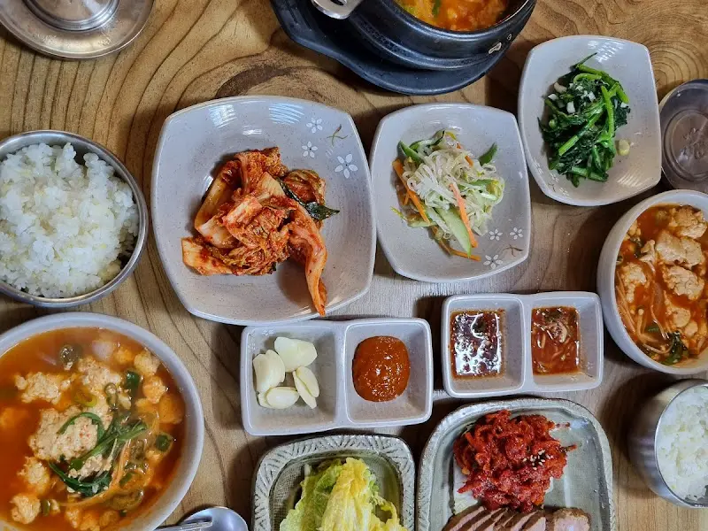 푸짐한 순두부 정식 한 상 차림