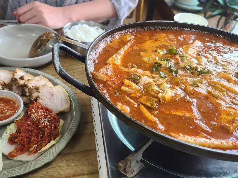 두부전골과 보쌈의 환상적인 조합