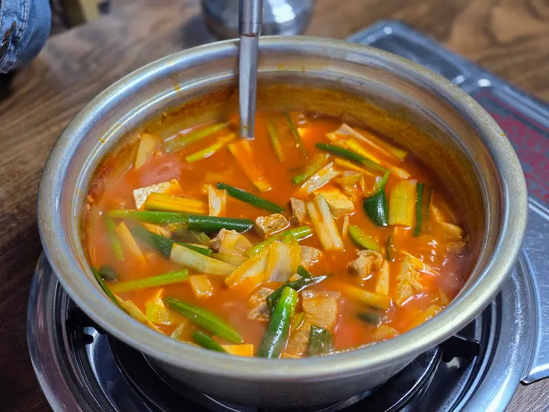 고추장찌개가 뚝배기에 담겨 보글보글 끓고 있는 모습