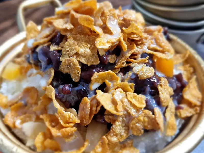 팥빙수 위에 콘푸로스트가 올려져 있는 모습