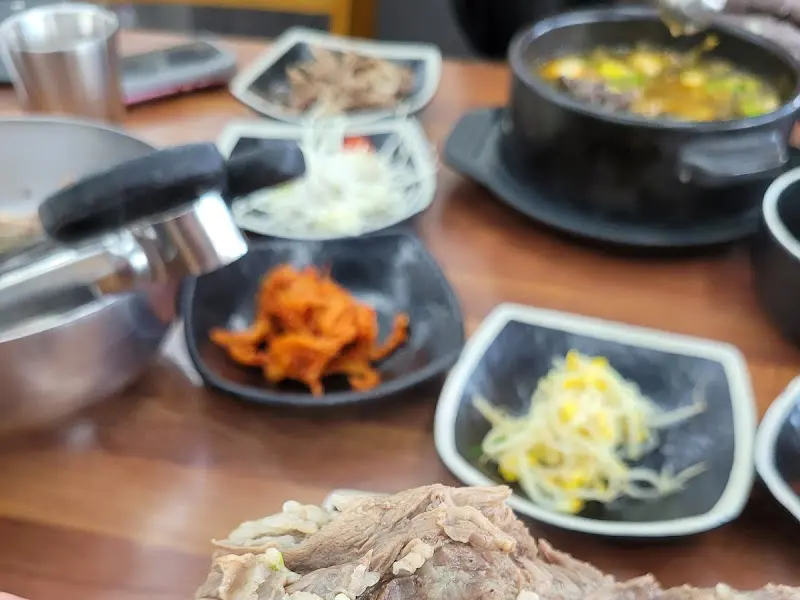 푸짐한 밑반찬과 해장국