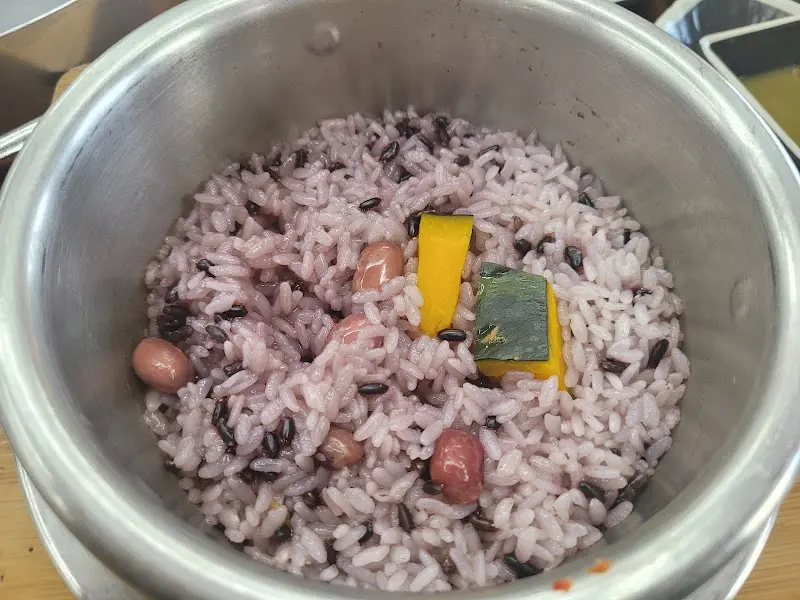 윤기가 흐르는 잡곡밥