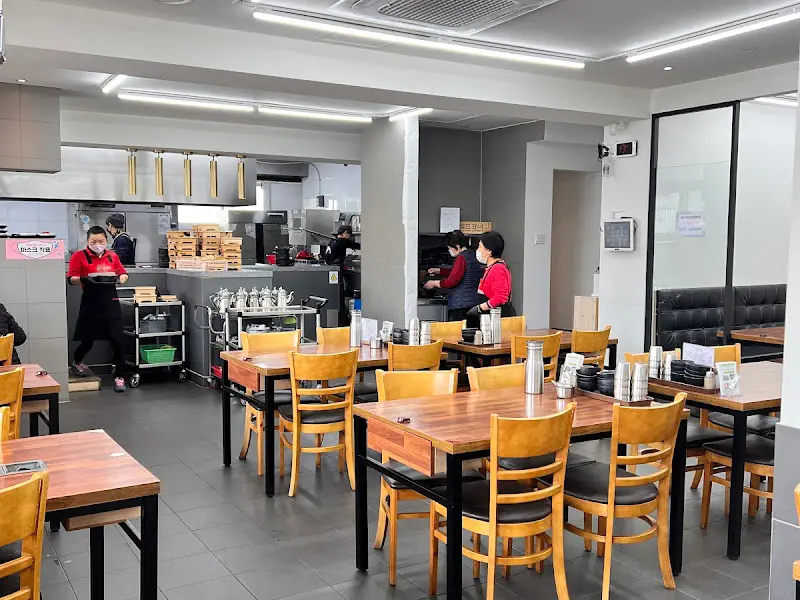 넓고 깔끔한 내부