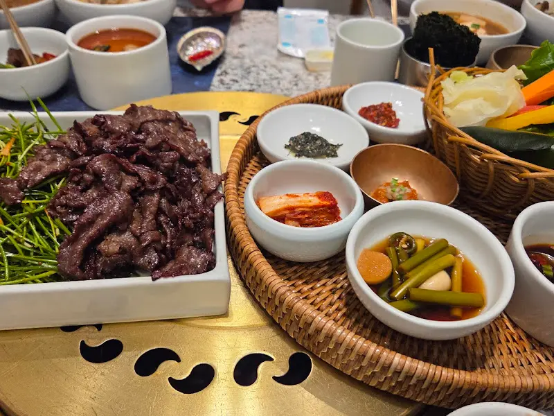 모연의 풍성한 한 상 차림