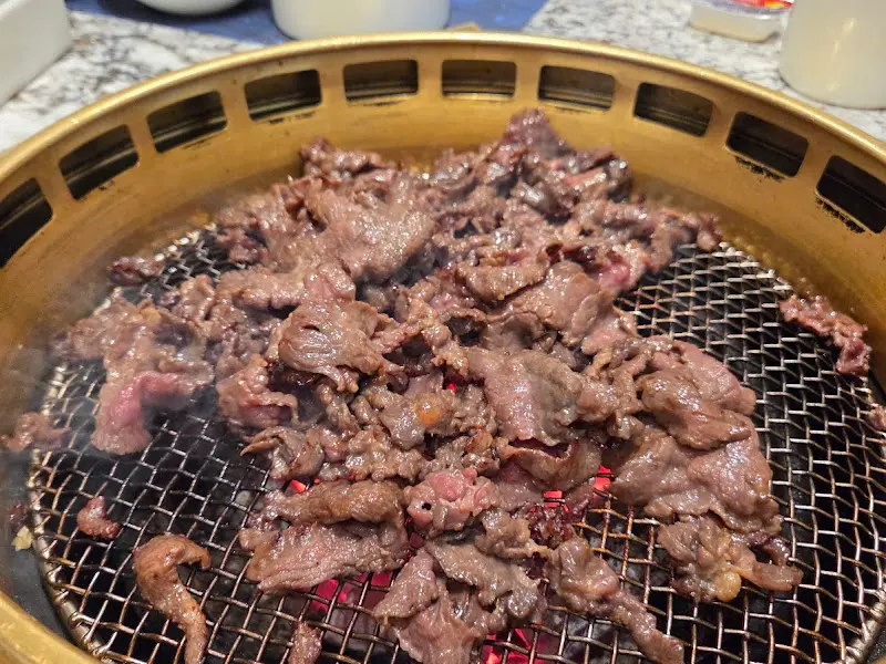 숯불 위에서 구워지는 한우