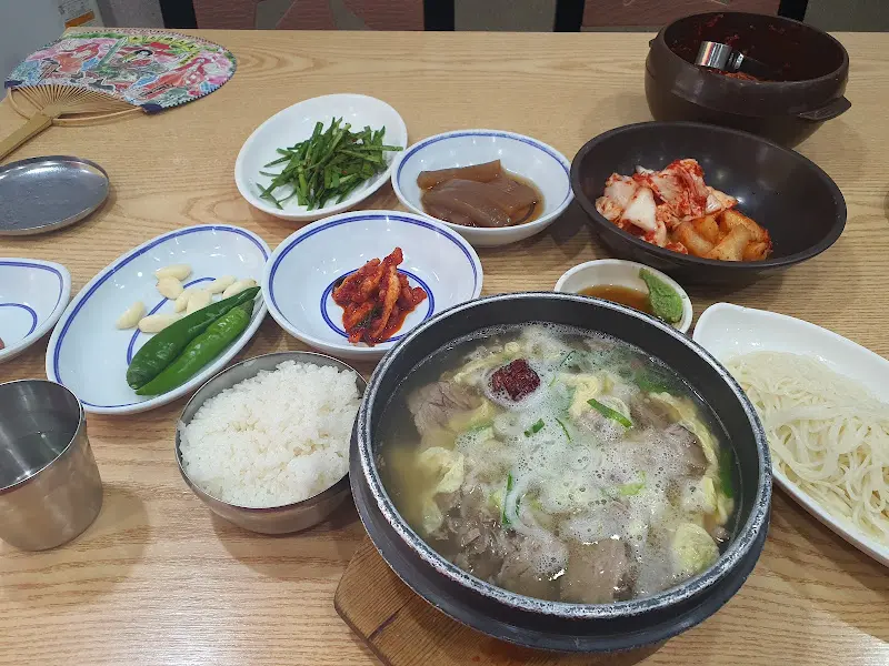 곰탕 한 상 차림