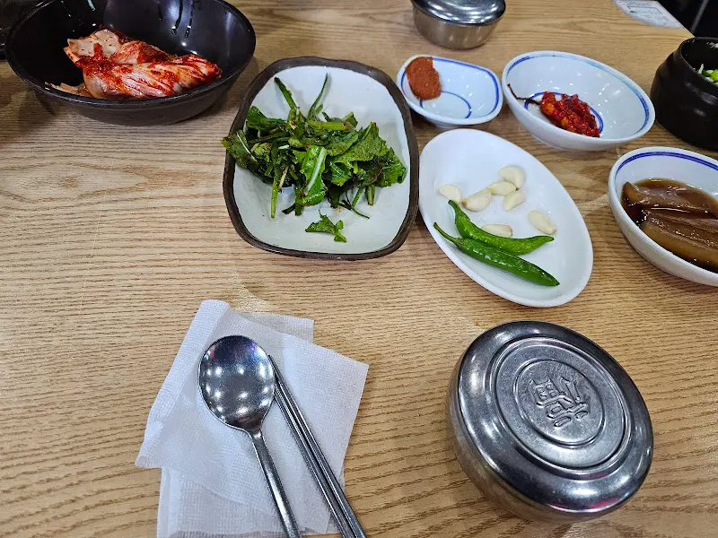 다양한 밑반찬 구성