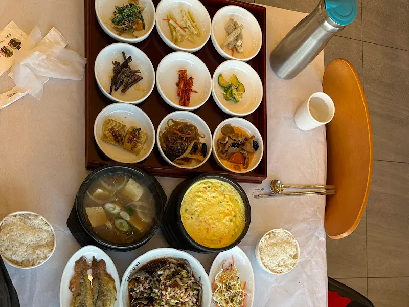 상다리가 휘어질 듯한 푸짐한 한 상 차림