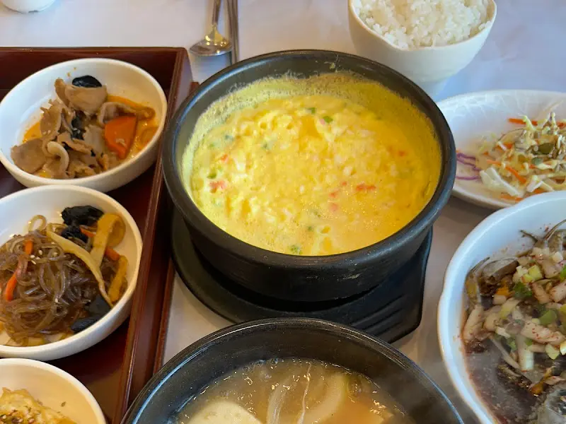 계란찜과 떡갈비, 찌개 등 다양한 음식이 차려진 모습
