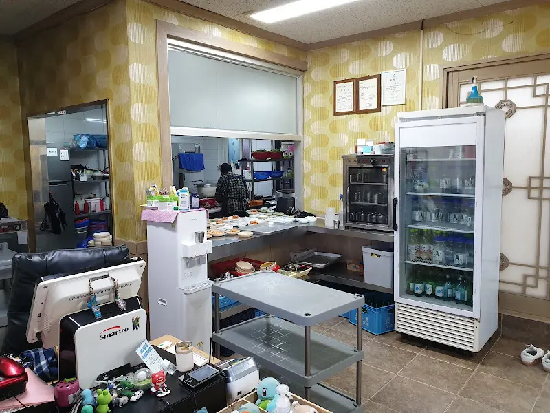 분주한 주방의 모습