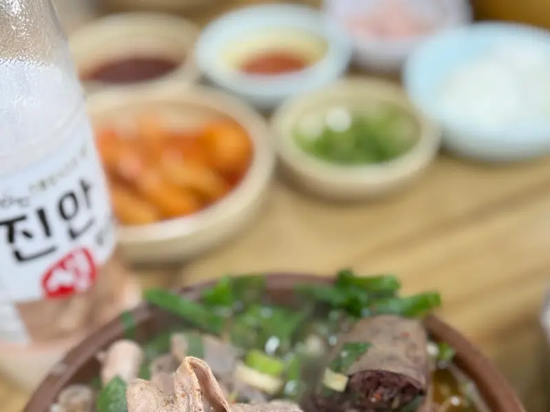 테이블 위의 기본 반찬 세팅