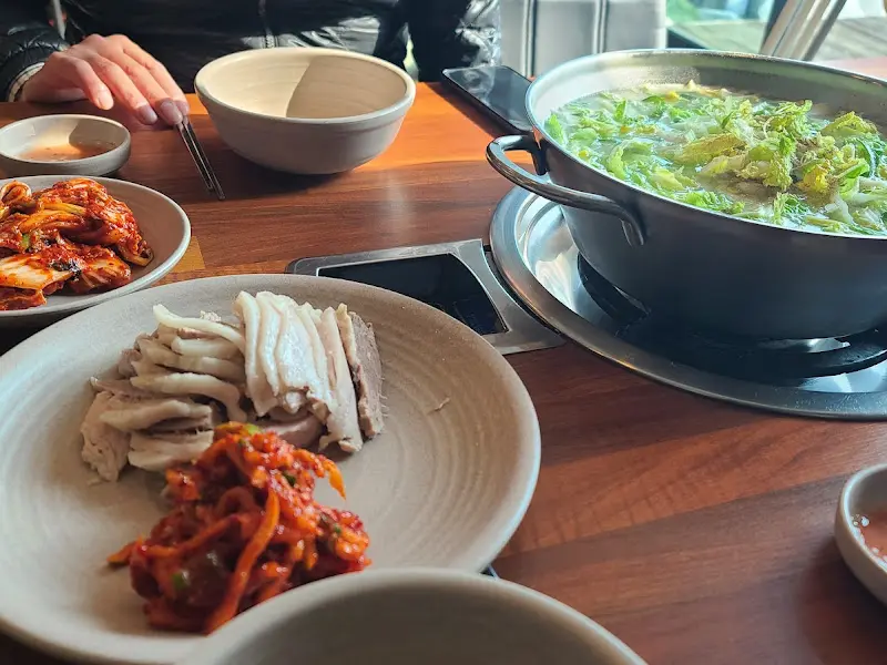 칼국수와 보쌈 한 상 차림