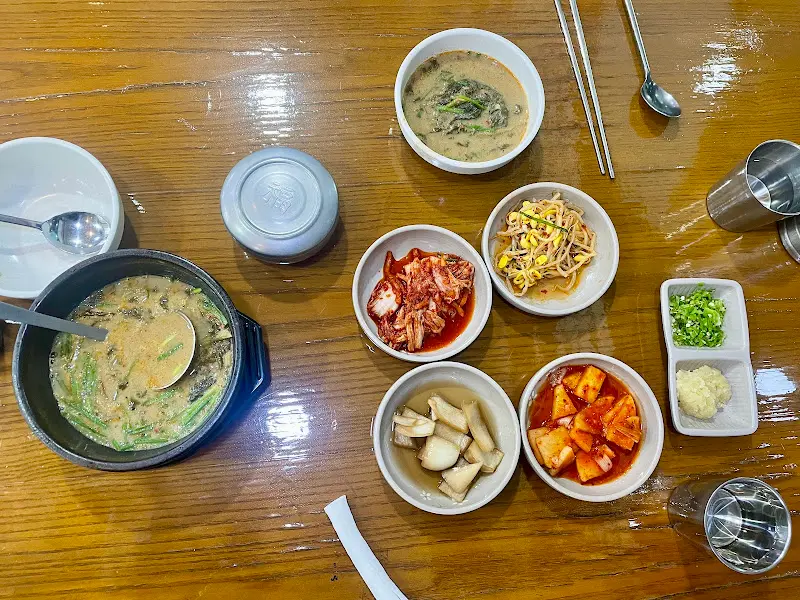 추어탕과 밑반찬이 놓인 테이블