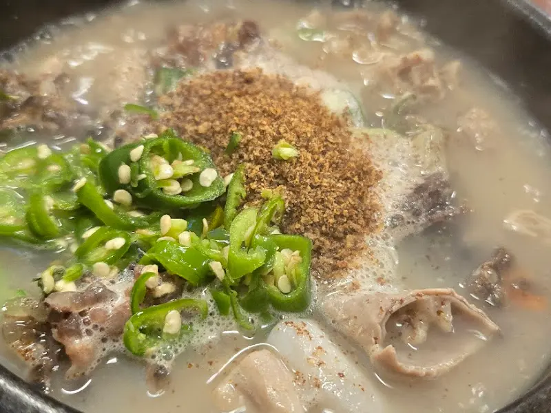 순대국에 다진 고추와 들깨가루를 넣은 모습