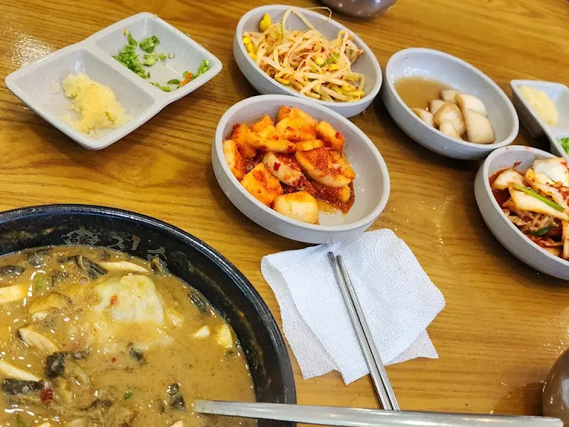 추어탕과 다양한 밑반찬 클로즈업