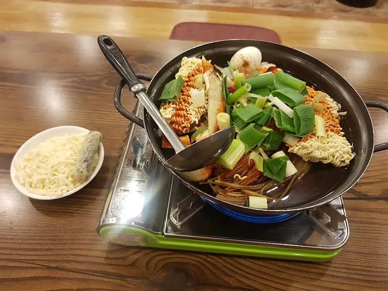 짜장 떡볶이와 단무지