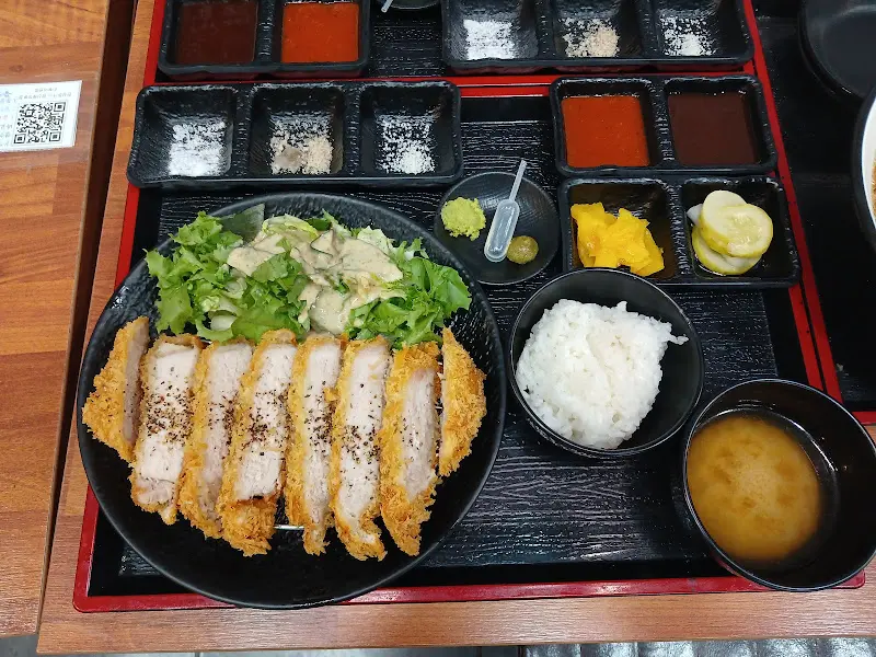 다양한 소스와 곁들임 반찬