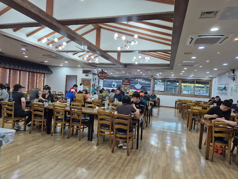 넓은 식당 내부 모습