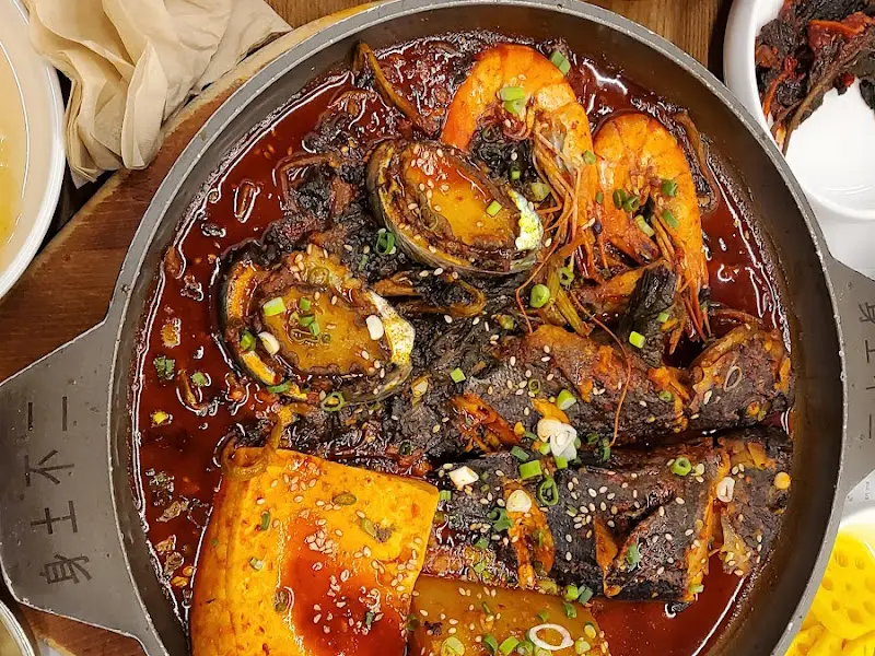 우럭, 전복, 새우, 시래기, 떡 등이 들어간 우럭조림의 모습